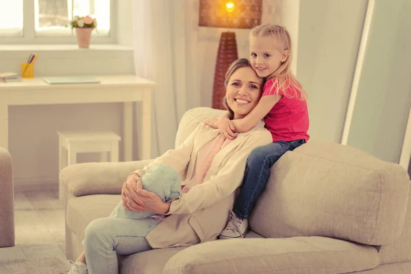 Bonito menina feliz abraçando sua mãe — Fotografia de Stock