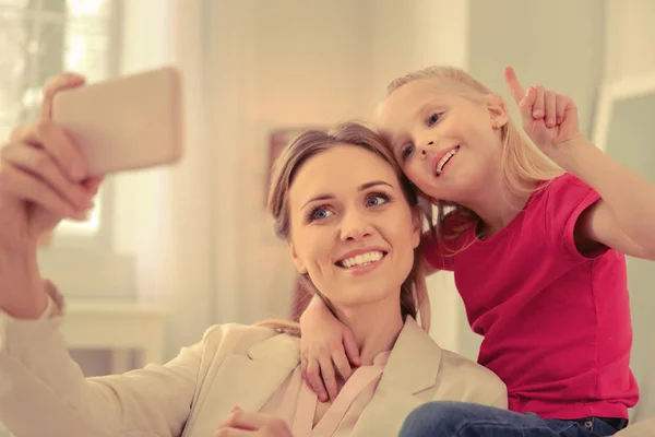Happy positive mom and daughter taking selfies together — Stock Photo, Image
