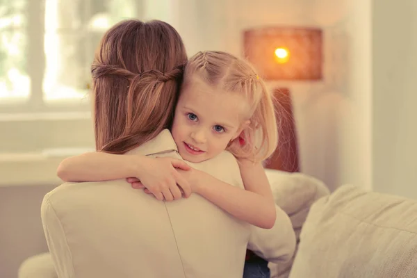 Niedliches blauäugiges Mädchen, das dich ansieht — Stockfoto