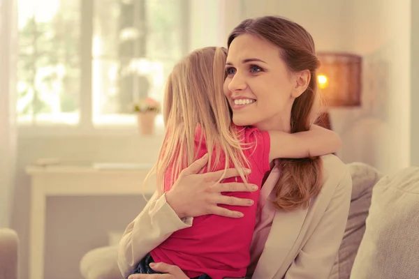 Vrolijke leuke vrouw die met haar dochter — Stockfoto