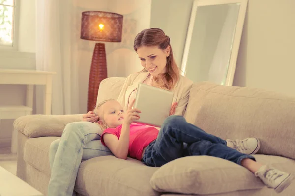 Radosny, miła dziewczyna, granie w gry na tablet — Zdjęcie stockowe