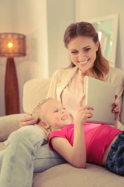 Ευτυχισμένος χαρούμενο κορίτσι κοιτάζοντας την οθόνη του tablet — Φωτογραφία Αρχείου