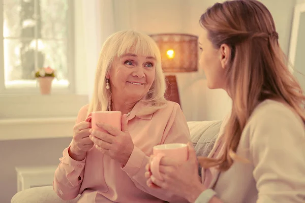 紅茶のカップを保持している素敵な高齢女性 — ストック写真