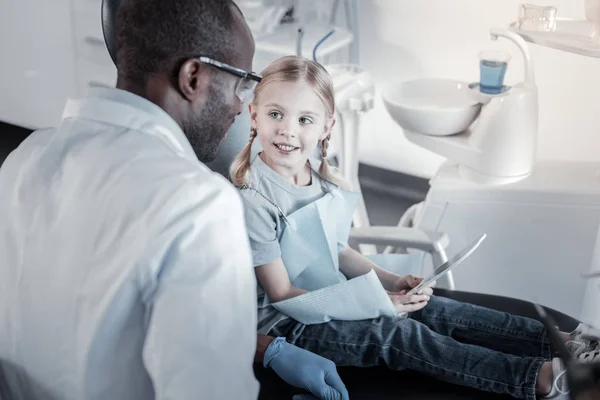 Ragazzo allegro che passa il tempo in clinica con piacere — Foto Stock