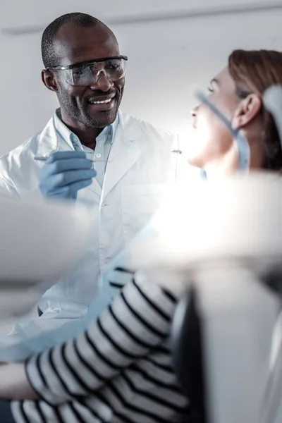 Büyük bir zevk ile çalışma neşeli Uluslararası diş hekimi — Stok fotoğraf