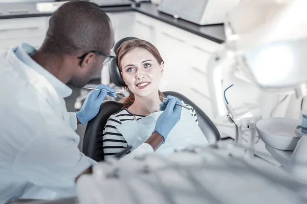 Gentile donna bionda che fa controlli annuali dei denti — Foto Stock