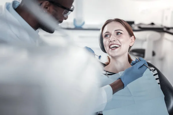 Vacker patienten talar om sina känslor efter behandling — Stockfoto