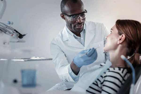 Asistent medical profesionist care verifică calitatea dinților — Fotografie, imagine de stoc