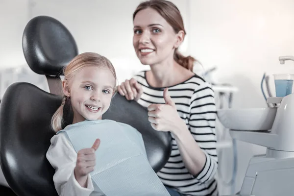 Positiva glada kvinnor tittar rakt på kameran — Stockfoto