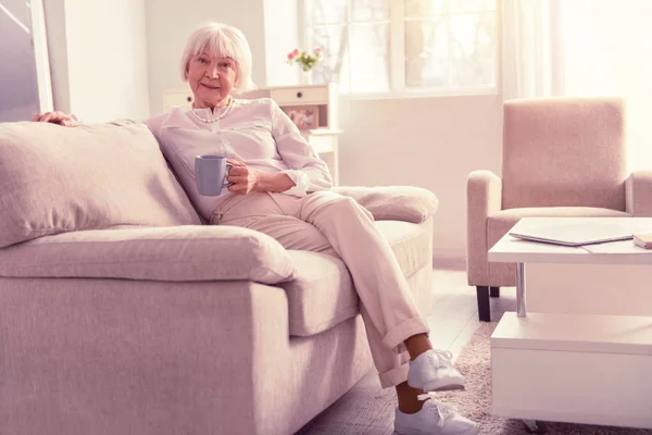 Trevlig positiv pensionär ljus fashionabla kläder — Stockfoto