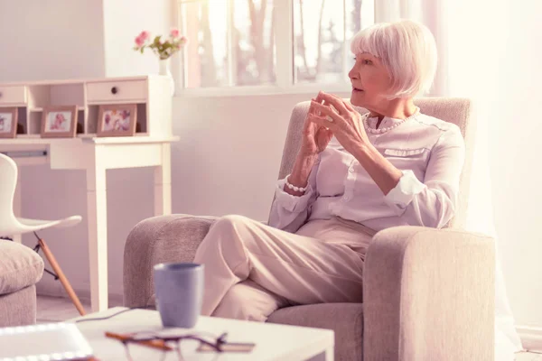 Mooie rustige stijlvolle vrouw overschrijding van haar benen — Stockfoto