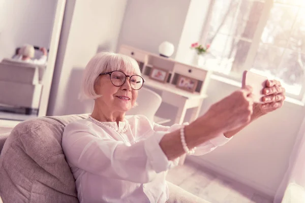 彼女の携帯電話を持つモダンな上級撮影 selfie — ストック写真