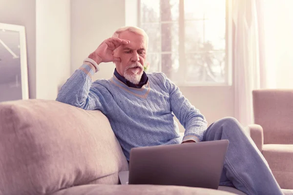 Meditativer alter Mann verbringt Zeit mit Laptop — Stockfoto