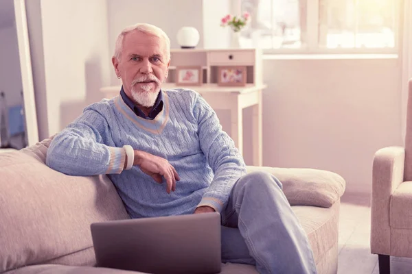 Homem mais velho perspicaz vestindo camisola simples azul — Fotografia de Stock