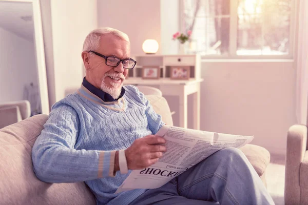 Strålande glad pensionär ha roligt läsa morgontidning — Stockfoto