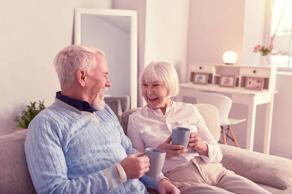 Niza pareja de ancianos que tienen gran tiempo en el sofá — Foto de Stock