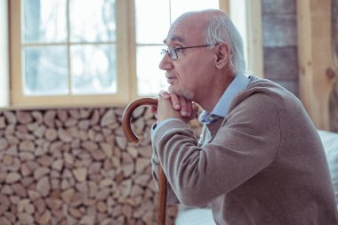 Olgun adam derin düşünceler içinde olmak üzgün