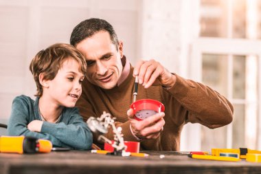 Onun toplama araçlarının güzellikleri gösteren dahi baba.