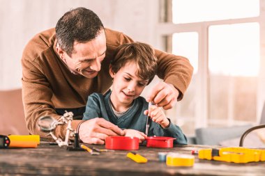Sonra başarı onun oğulları yolu görünümlü sevecen baba.