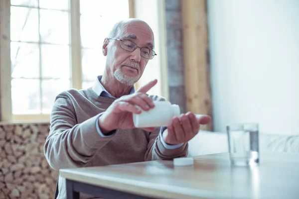 Upprörd äldre skäggig man kommer för att ta vitaminer — Stockfoto
