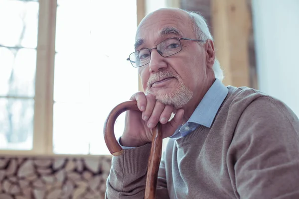 Retrato de jubilado barbudo atento que mira a la cámara — Foto de Stock