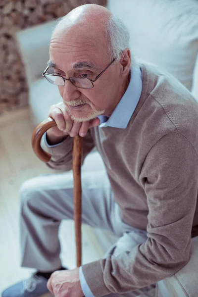 Pohled shora obrázek starých muž sedí na pohovce — Stock fotografie