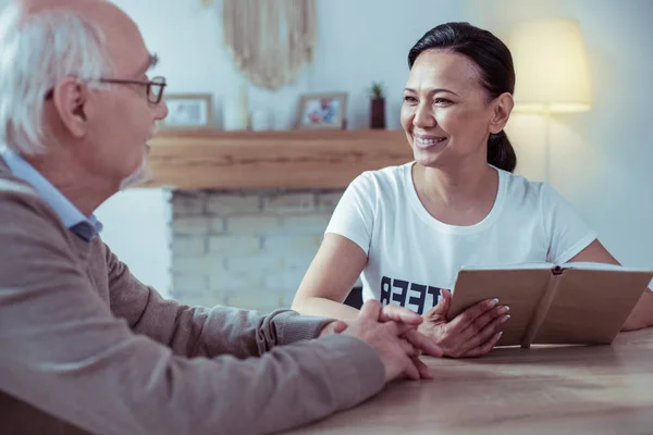 Charmante asiatische Frau hält Buch in beiden Händen — Stockfoto