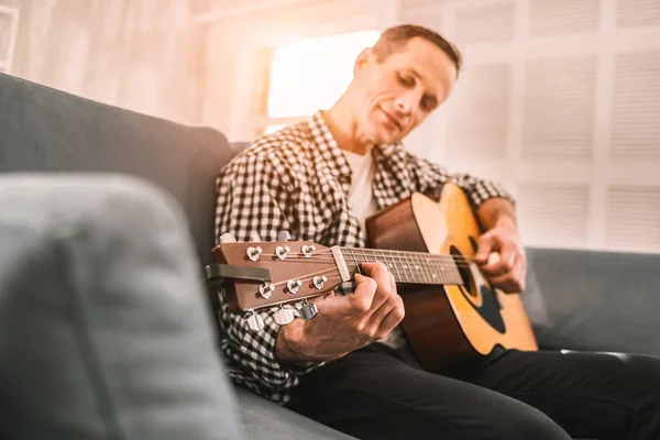 Talentoso músico adulto pasando el tiempo haciendo su cosa favorita . — Foto de Stock