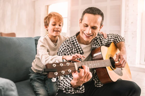 Niño inteligente dando a su padre un consejo musical . — Foto de Stock