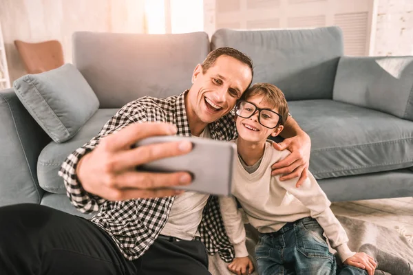 Padres responsables tomando un momento para descansar y abrazar a su hijo . —  Fotos de Stock