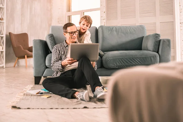 Un padre inteligente alardeando a su hijo sobre su progreso laboral . — Foto de Stock