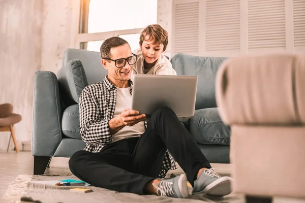 Neugieriges Kind stellt seinem Vater Fragen über komplizierte Fakten. — Stockfoto