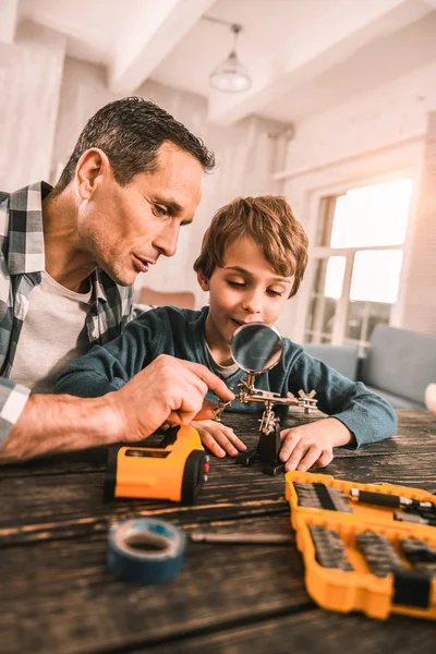 Ingeniero adulto responsable llevando a su hijo al mundo de los instrumentos . — Foto de Stock