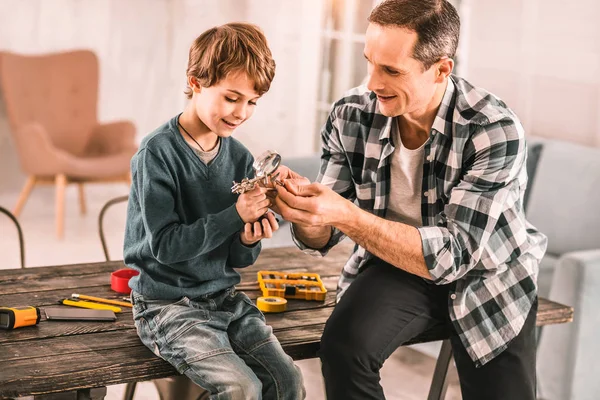 Papá responsable enseñando a su hijo la diversión de las pequeñas cosas . — Foto de Stock