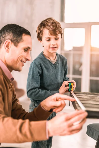 Ansioso adorable niño emocionado de ayudar a su padre con las tareas domésticas . — Foto de Stock