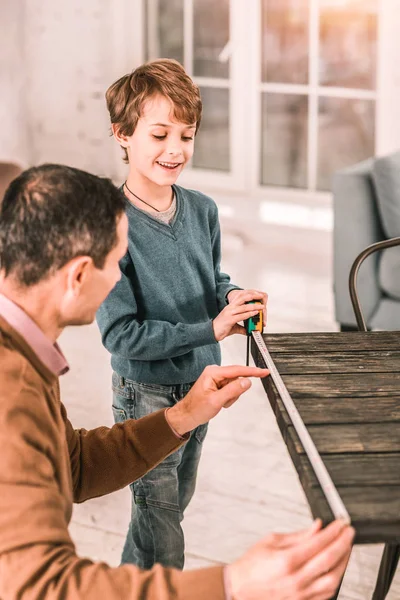 Inteligente ambicioso chico aprender habilidades importantes muy rápidamente . — Foto de Stock