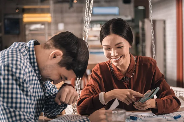 Hombre y mujer riendo discutiendo la presentación del proyecto — Foto de Stock