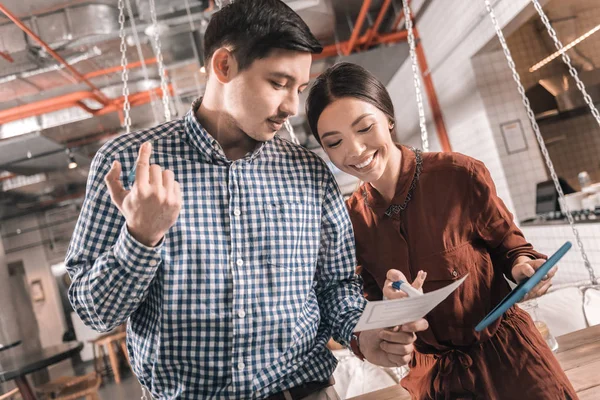 Esposo de cabelos escuros compartilhando suas ideias para negócios familiares — Fotografia de Stock