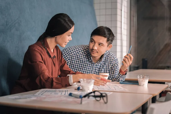 Pareja de freelancers disfrutando de su tiempo en la acogedora cafetería — Foto de Stock