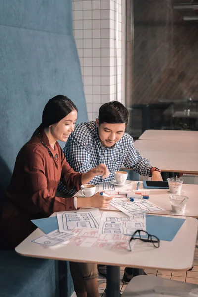 Un par de lindos hombres de negocios amorosos trabajando juntos en la cafetería — Foto de Stock