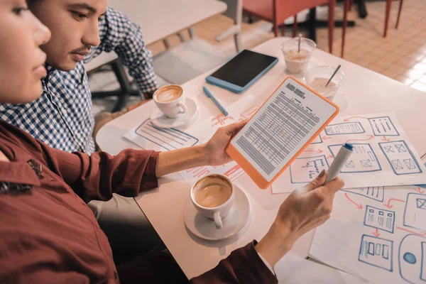 Un par de freelancers trabajando juntos en un proyecto creativo — Foto de Stock