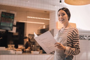 Onun restoran menü tutan çekici güzel kadın