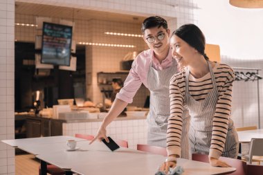 Restoranda garson olarak çalışan Part-time iş genç çift