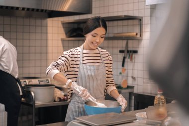Yardımcı şef mutfakta yemek Restoran yararlı işçi