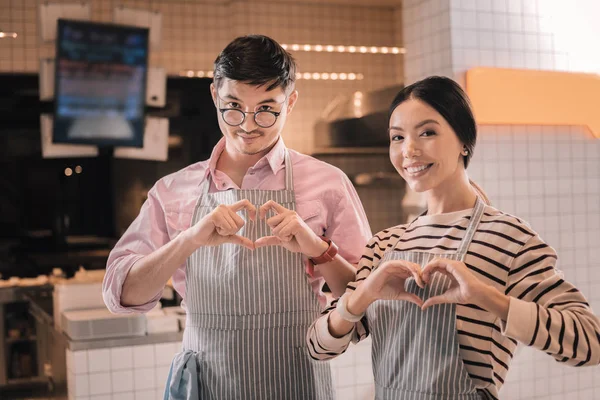 Joven pareja de empresarios de éxito abriendo su propia cafetería — Foto de Stock