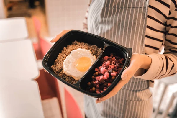 Yumurta ve kırmızı pancar salatası ile bazı buğday kutusuyla tutan garson — Stok fotoğraf
