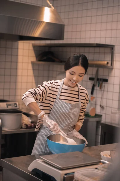 Brillante trabajador moreno de la pequeña cafetería cocinando en la cocina — Foto de Stock