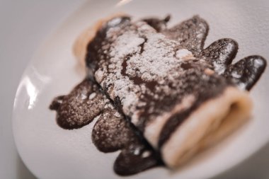 Lezzetli kek Çikolata ve şeker tozu ile tepesinde