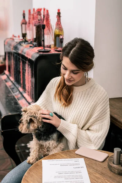 Nő várta az ő érdekében a kutyájával kávézó — Stock Fotó