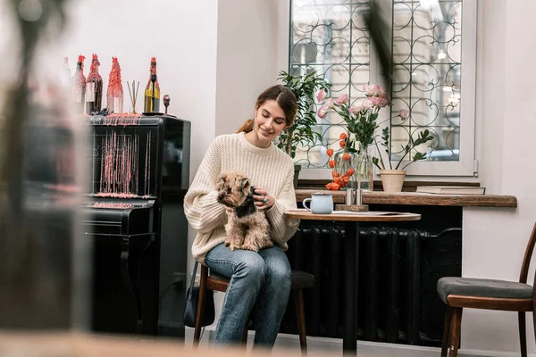 Asszony, látogatása egy kutyabarát kávézó, az ő kis barátja — Stock Fotó